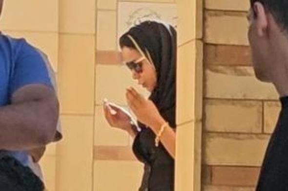 شقيقة محمد رمضان تنهار بعد دفن والدها وتقرأ القرآن وتدعو له