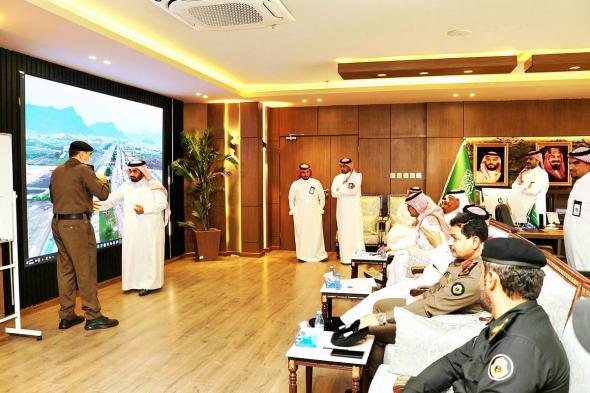 لجنة السلامة المرورية بمحايل تبحث مواقع الحوادث وحركة السير