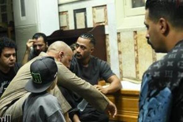 دموع وانهيار وقراءة للقرآن أبرز مشاهد محمد رمضان وعائلته فى جنازة والده