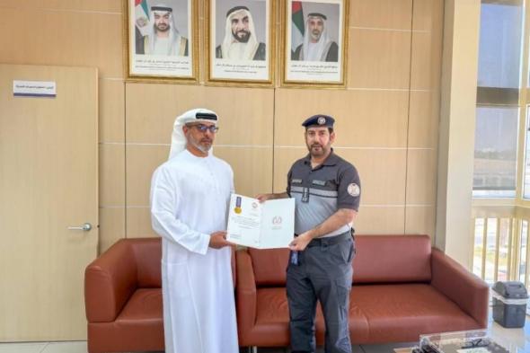 أبوظبي.. تكريم مواطن شجاع منع حادثاً مرورياً