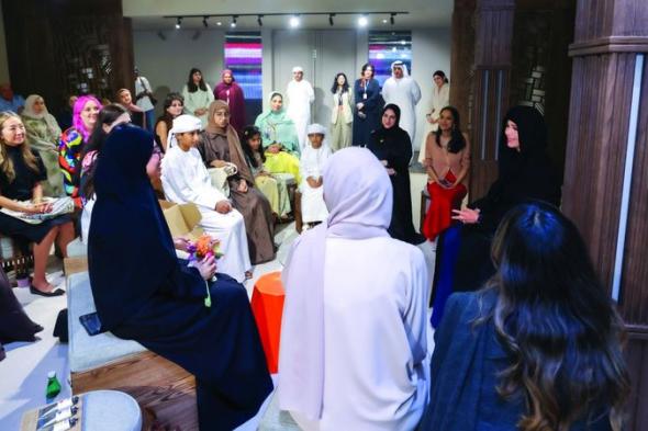 لطيفة بنت محمد تلتقي بالحرفيين وأصحاب المشاريع الناشئة في سوق أسبوع دبي للتصميم