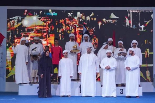 تتويج الفائزين بسباق براكة للبوانيش الشراعية