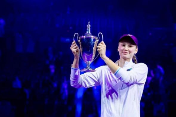 إيلينا ريباكينا تتوج بلقب نهائيات محترفات التنس 2025 بالرياض