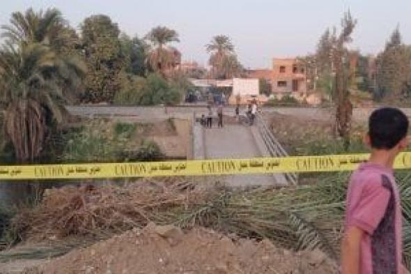 رفع أجزاء من الكوبري المنهار بالعتامنة سوهاج مع عرض فيديو وصور