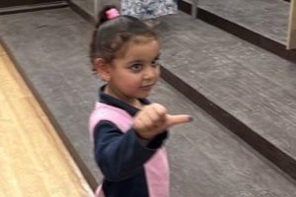 الجدة والحفيدة أمام الصناديق فى الجيزة.. درس في الانتماء داخل اللجان