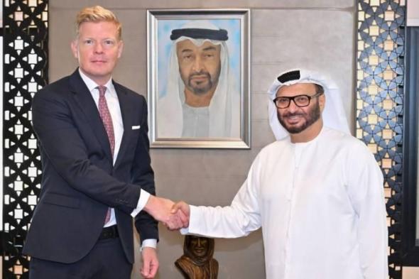 أنور قرقاش: الإمارات تقف مع الشعب اليمني وتدعم إنهاء الأزمة السياسية والإنسانية