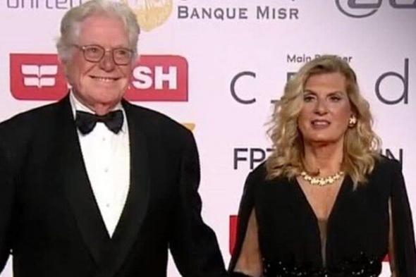 حسين فهمي وزوجته يتألقان بجاذبيتهما في مهرجان القاهرة السينمائي 2023