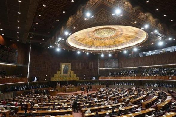 برلمان باكستان يمنح صلاحيات أوسع لقائد الجيش