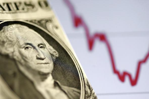 الدولار يتراجع ويترقّب تأثير ضعف الوظائف على قرار الفائدة