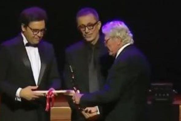 تكريم المخرج نورى بيلجى جيلان رئيس لجنة تحكيم المسابقة الدولية بمهرجان القاهرة السينمائى