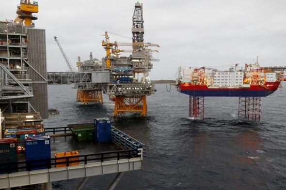 النفط يتراجع إلى 65 دولاراً في تعملات منتصف الأسبوع