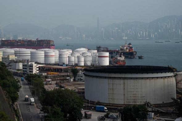 النفط يواصل خسائره بفعل زيادة المخزونات الأمريكية وتوقعات أوبك