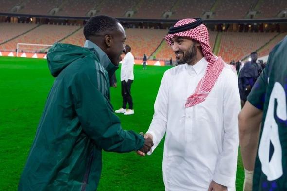لدعم "الصقور" قبل مهمة كأس العرب.. وزير الرياضة "الفيصل" يساند "الأخضر" أمام ساحل العاج