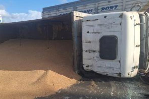 انقلاب سيارة نقل محملة بالغلال على الطريق الساحلي دون إصابات