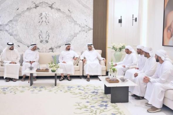 سيف بن زايد يقدم واجب العزاء في وفاة عوشة النعيمي