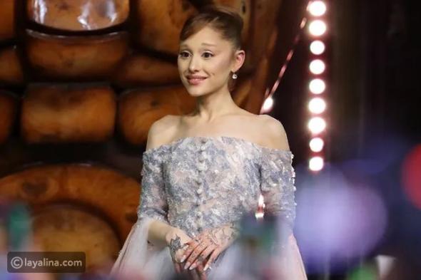 رجل يفاجئ أريانا غراندي ويجذبها أمام عدسات الكاميرات