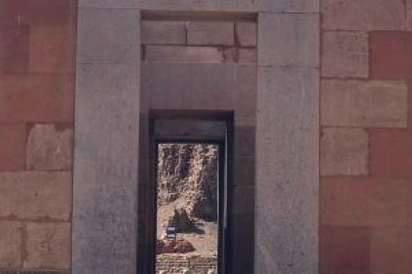 صورة اليوم.. المقصورة الحمراء للملكة حتشبسوت بالكرنك عادت للحياة في 1997م