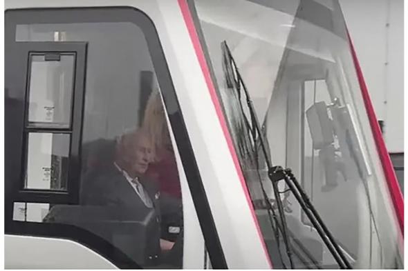 الملك تشارلز يقود المترو بنفسه في عيد ميلاده الـ77