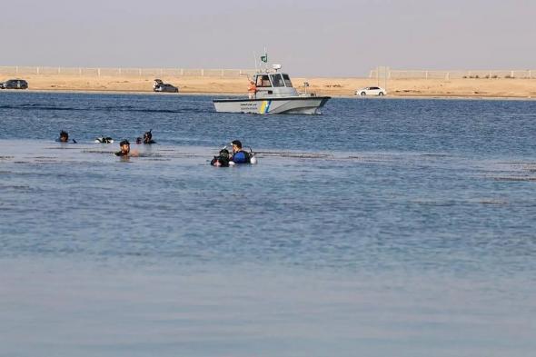 حرس الحدود ينفذ حملة تطوعية لتنظيف شاطئ الشرم وقاع البحر في المدينة المنورة