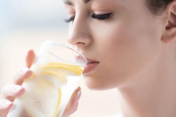 تخيَّل ماذا يحدث لصحتك عند إضافة بعض الليمون لماء الشرب !