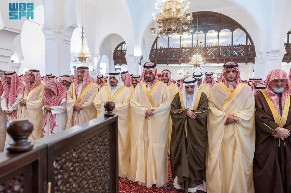 نائب أمير منطقة الرياض يؤدي صلاة الميت على عبدالله الشثري