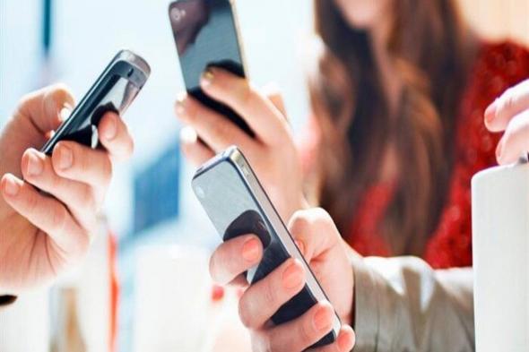 دراسة تكشف العلاقة بين استخدام الهواتف الذكية وتراجع صحة الدماغ