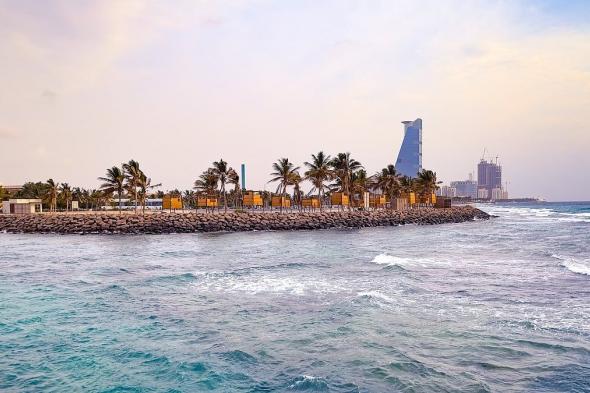 شواطئ جدة تستقطب الزوار بأجواء غائمة ومناظر بحرية خلابة