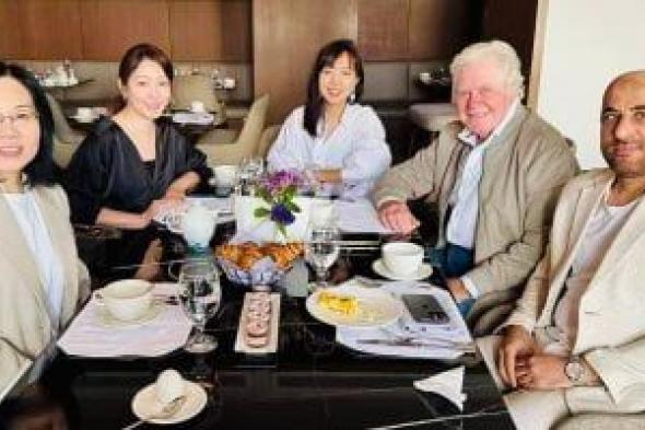 الفنان حسين فهمى يستقبل الوفد الصينى ويهديهم بعض الهدايا التذكارية