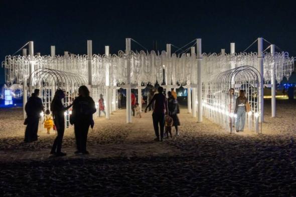 «منار أبوظبي» يجذب الزوار إلى جزيرة الجبيل