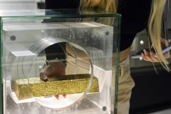 الذهب يبدأ الأسبوع مستقراً.. والأسواق تبحث عن المزيد من إشارات الفائدة