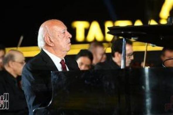 رئيس دار الأوبرا المصرية يزور الموسيقار عمر خيرت فى المستشفى