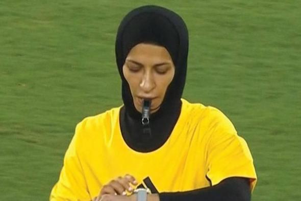 روضة المنصوري أول إماراتية تقود مباراة دولية للرجال