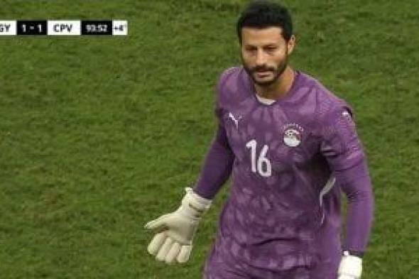 محمد الشناوى يعترض على استبداله فى المبارة قبل ركلات الترجيح أمام كاب فيردى