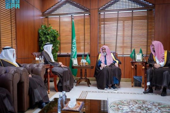 مفتي عام المملكة يستقبل وزير الحج والعمرة ويثني على دور الوزارة في خدمة الحجاج والمعتمرين