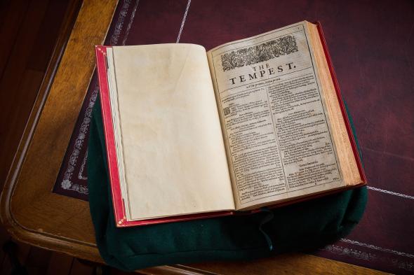 بـ 21 مليون درهم.. «كنز» من أعمال شكسبير للبيع في أبوظبي