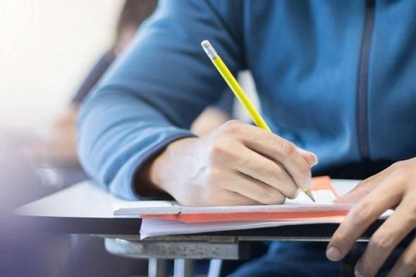 يتساءل عدد من الطلاب عن الفرق بين «اختبار الإعادة» و«الاختبار التعويضي»؟