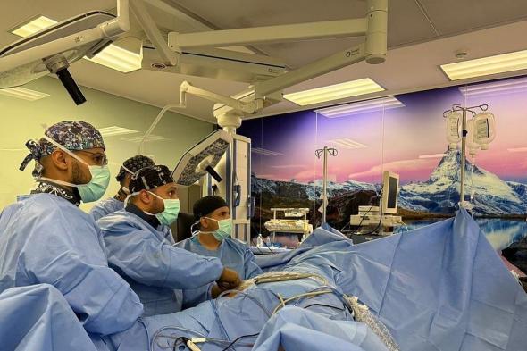 ضمن التوجه المتقدم نحو تبنّي أحدث التقنيات الجراحية.. نجاح خياطة غضروف مفصل الورك بالمنظار لمستفيدة بالمدينة المنورة