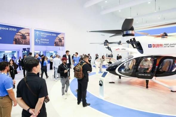 صفقات ومشاركات قياسية في اليوم الأول من «دبي للطيران 2025»