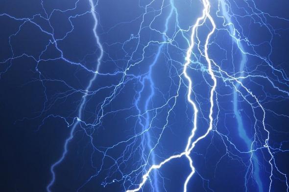 طقس الثلاثاء ... هطول أمطار رعدية غزيرة تؤدي إلى جريان السيول بهذه المناطق