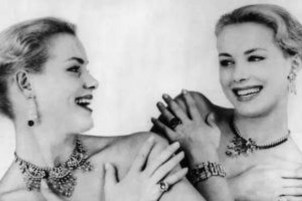 عاشوا وماتوا سوا.. الموت الرحيم ينهى قصة التوأم أليس وإيلين بعد مسيرة فنية