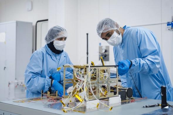 مركز محمد بن راشد للفضاء يُعلن جاهزية القمر الاصطناعي فاي-1 للإطلاق