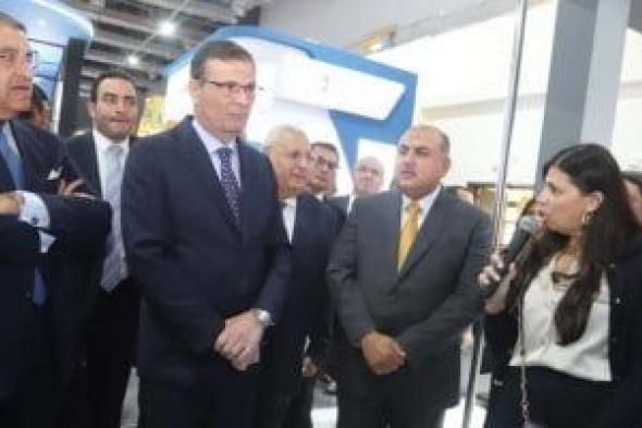وزير الزراعة يتفقد جناح إى فاينانس بمعرض القاهرة الدولى للتكنولوجيا