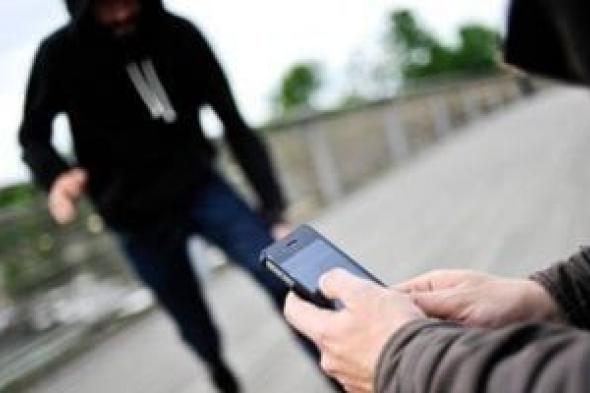 القبض
على
سائق
لاتهامه
بسرقة
هاتف
من
عيادة
بالقاهرة