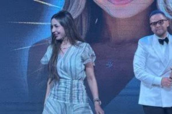 جنات
تطلق
كليب
بنعرف
نفرح
بتوقيع
المخرج
محمد
هشام