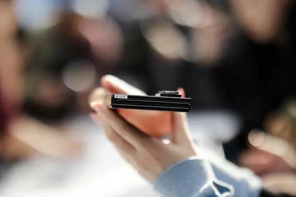 مميزات
وعيوب
هاتف
Galaxy
Z
TriFold
الجديد