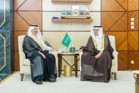 أمير
الشرقية
يستقبل
الدوسري
بعد
تنازله
عن
قاتل
شقيقه
لوجه
الله