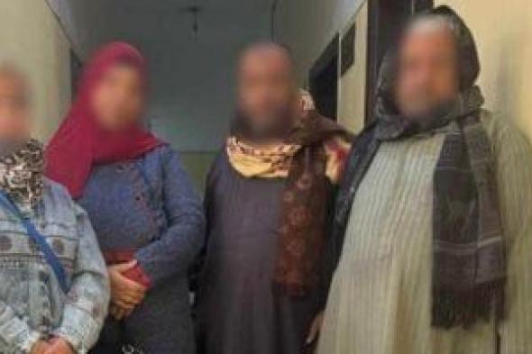 الداخلية
تضبط
سيدة
توزع
أموالا
على
الناخبين
فى
طهطا