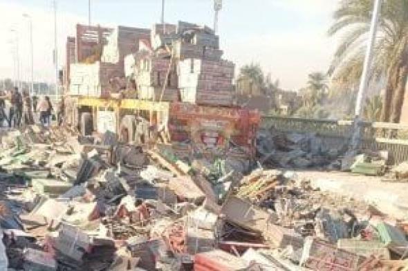 انقلاب
تريلا
محملة
بالسيراميك
أعلى
كوبرى
الواسطى
فى
أسيوط
دون
إصابات