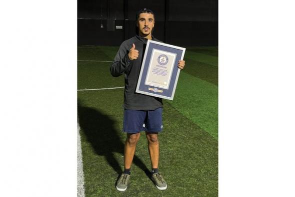 حامد الشحي.. مواطن يحطّم 6 أرقام عالمية بمهارات كرة القدم