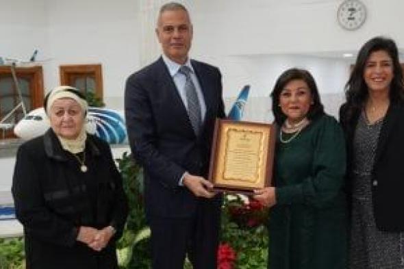 رئيس
مصر
للطيران
يكرم
داليا
المراغى
ويهديها
درع
الشركة
تقديراً
لمسيرتها
المهنية